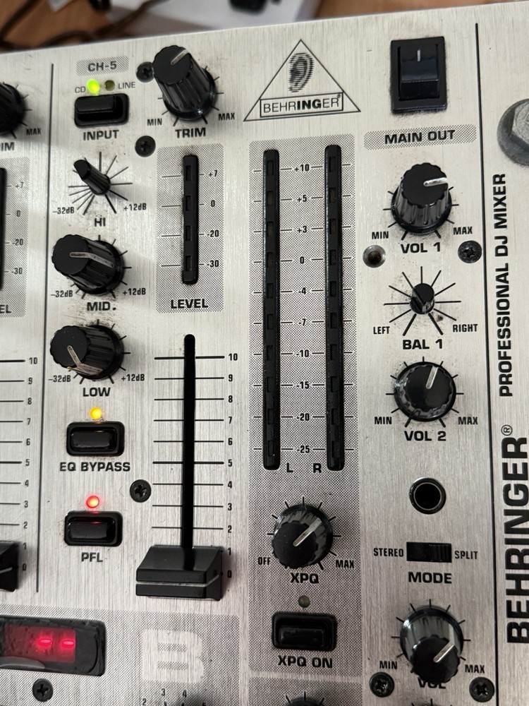 Behringer VMX 1000 Pro DJ Mixer