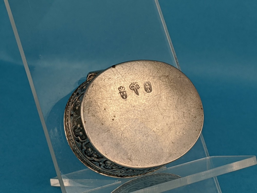 Dutch silver pill box decorated with arrows and doves