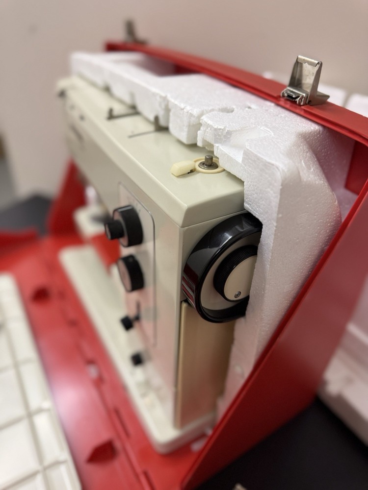 Bernina 830 Record Sewing Machine with Everything Pictured - WORKS