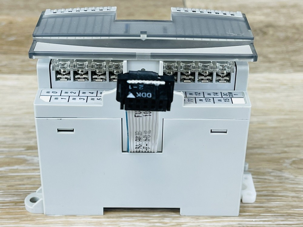 Allen Bradley 1762-IQ16 MicroLogix 1200 programmable logic controller