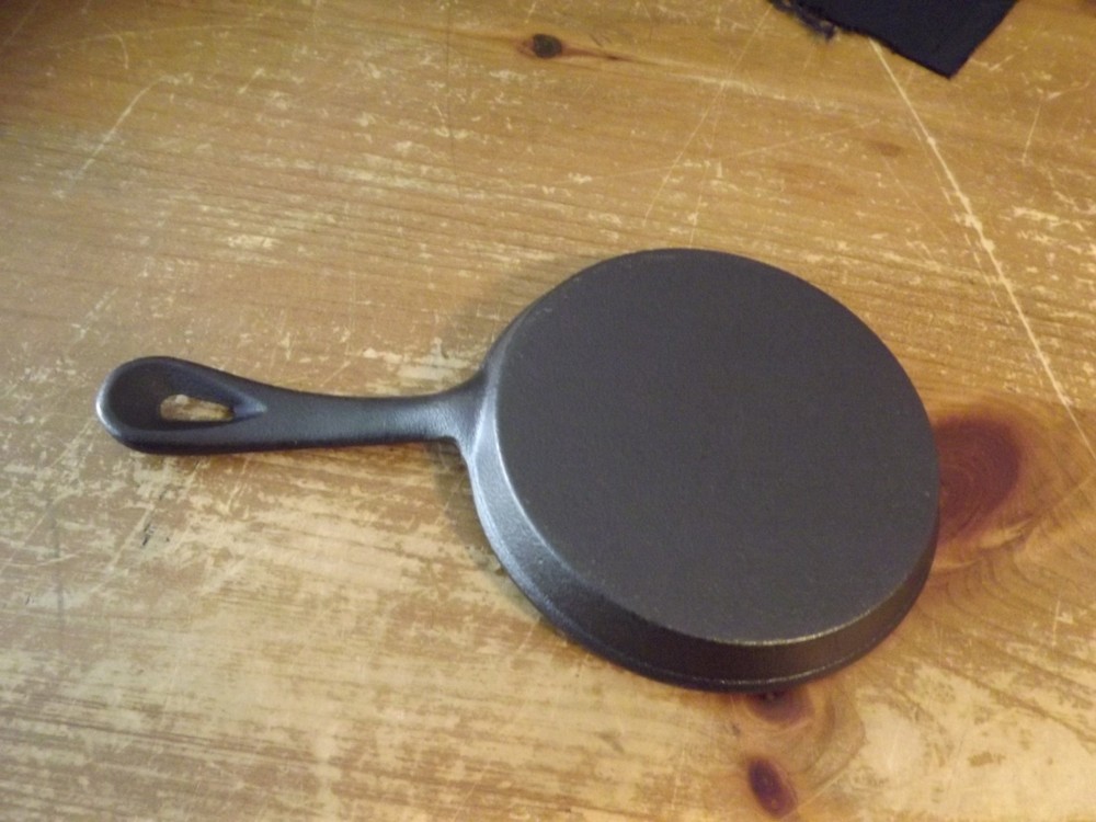 NEW mini CAST IRON SKILLET 1 egg size HOOK FOR HANGING 5" DIAMETER