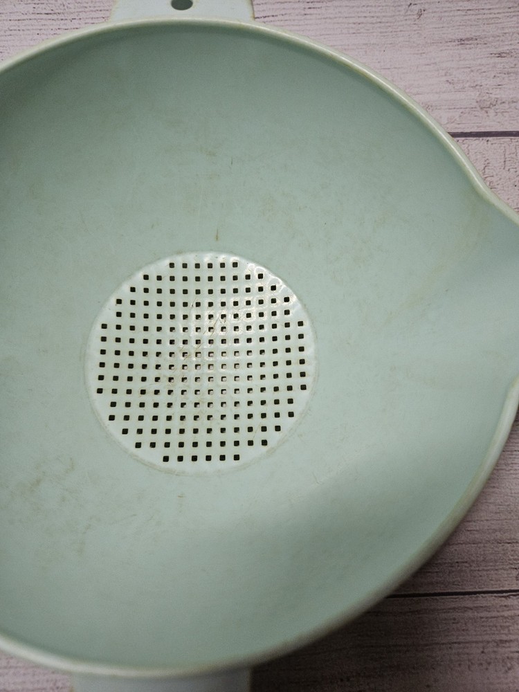 Vtg Tupperware LARGE Strainer #1523 - Turquoise w/ Handle - Pre-Owned - 1980s