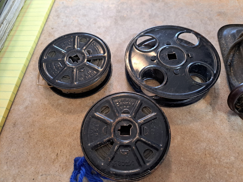 VINTAGE LINDSTROM 16MM PROJECTOR - HAND CRANK