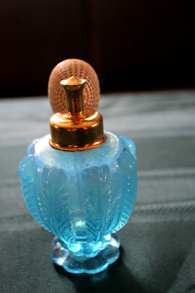 BEAUTIFUL DEVILBISS BLUE FEATHER PERFUME ATOMIZER EX COND BULB WORKS VINTAGE