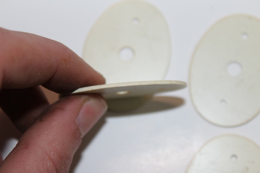 4 WHITE GRIP SPACERS #C179