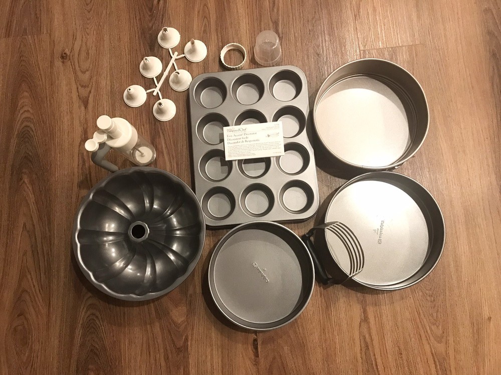 Bakeware Set : 5 Baking Pans + Pampered Chef Decorating Kit + Dough Blender