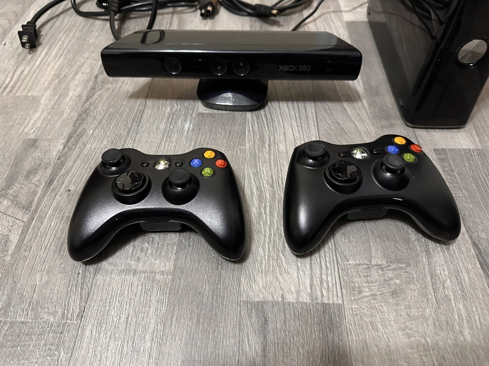 Microsoft XBox 360 S Slim 250GB + Kinect + 2 Controllers