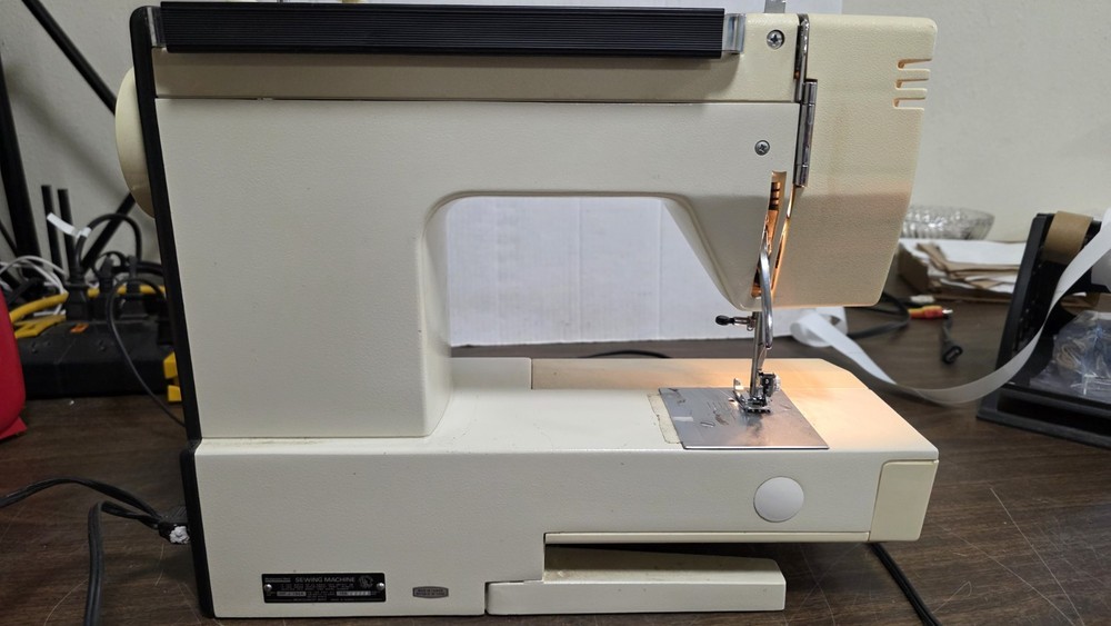 Montgomery Ward UHT J1954 Sewing Machine