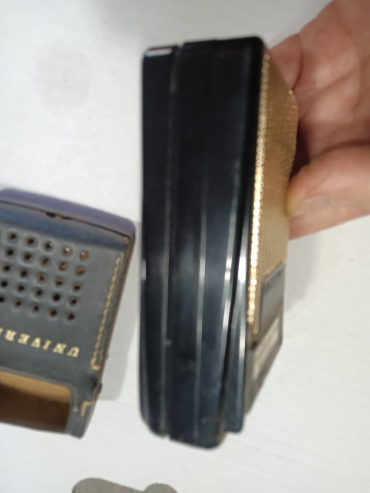 Universal PTR-628 Transistor radio with case untested