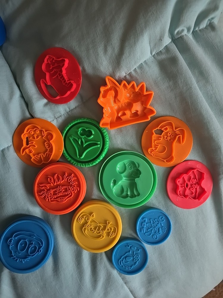 12 PIECE PLAY-DOH Molds round mixed unbranded PD4