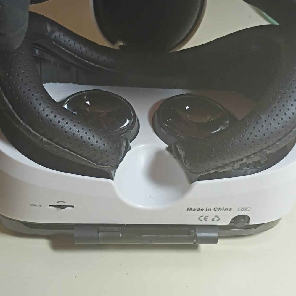 Smartphone VR Headset White Black IPD Adjustment Plastic Fabric