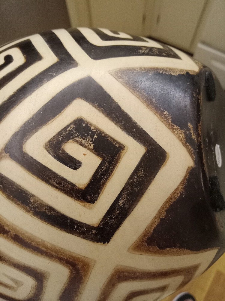 Vtg Chulucanas Peru Pottery Vase, 10" H,signed.