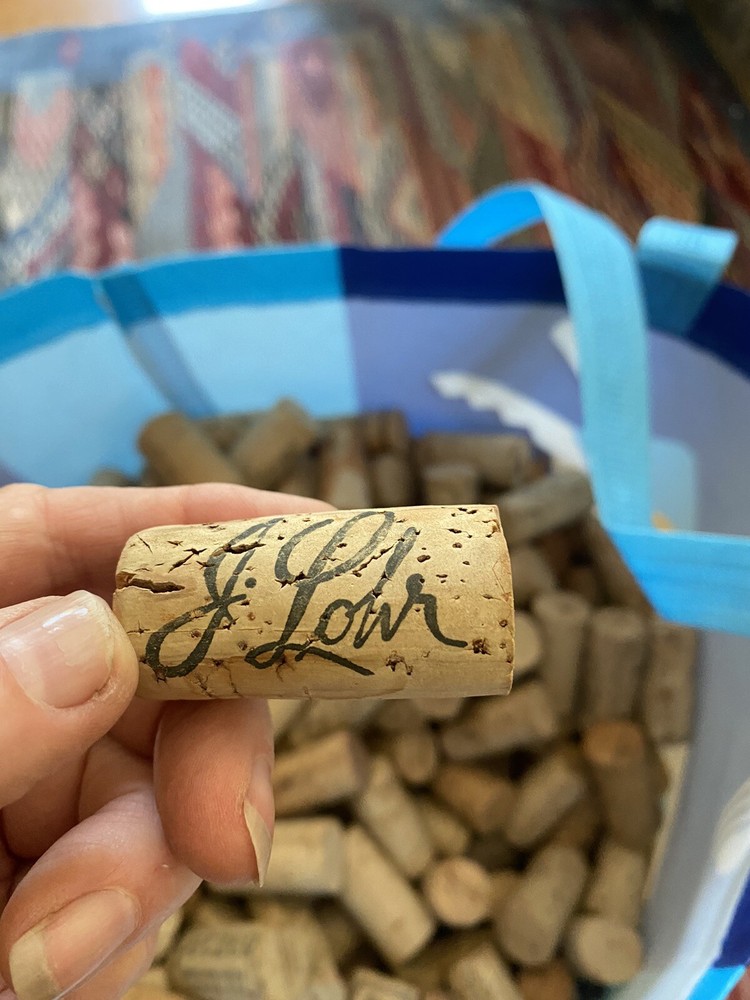 600 used natural wine corks