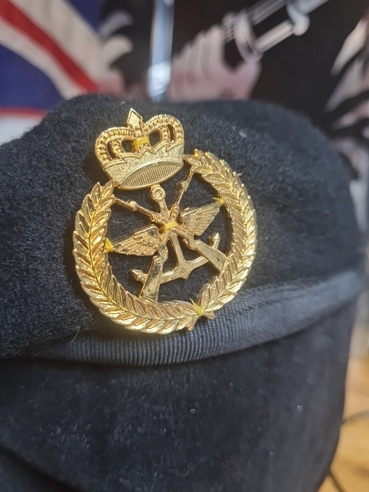 Kuwait Army Beret & Badge Size 54