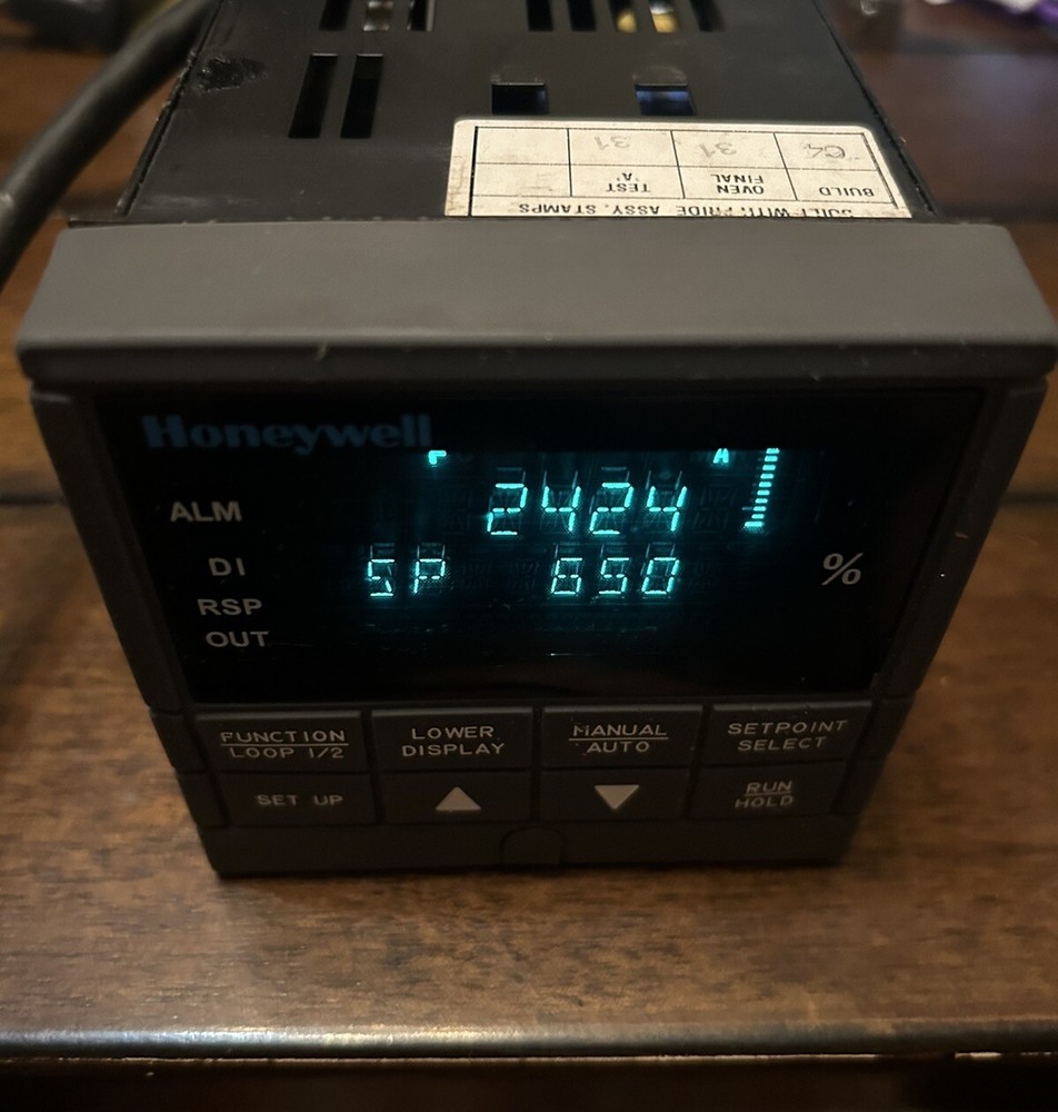 HONEYWELL DC330 Temp Controller. Model DC330B-EE-000-20-000000-00-0