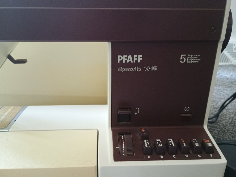 PFAFF 1015 TIPMATIC Sewing Machine Vintage