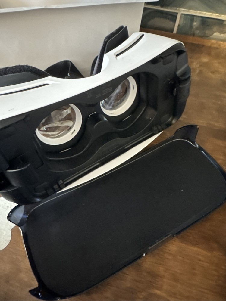Samsung Gear VR Powered by Oculus - Untested