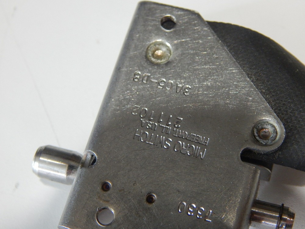 MICROSWITCH 3AC5-D8 METAL TYPE PLUNGER SWITCH VERY CLEAN USED