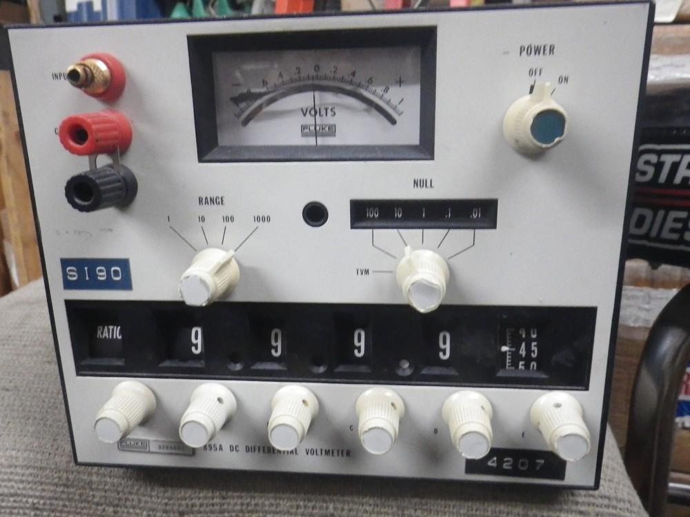 Fluke 895A DC Benchtop Differential Electrical Voltmeter 1-1000 TVM Multi-Range