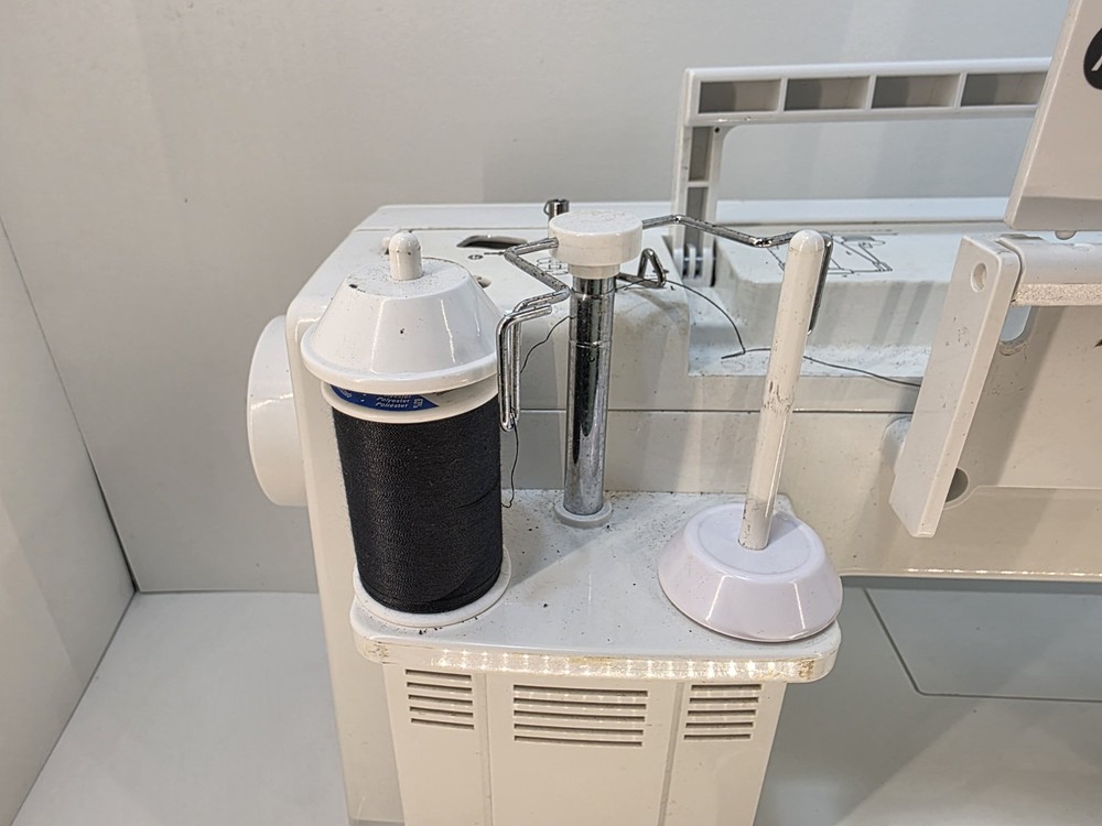 Singer Quantum L-500 Computerized Sewing Machine – Tested & Working LCD Display