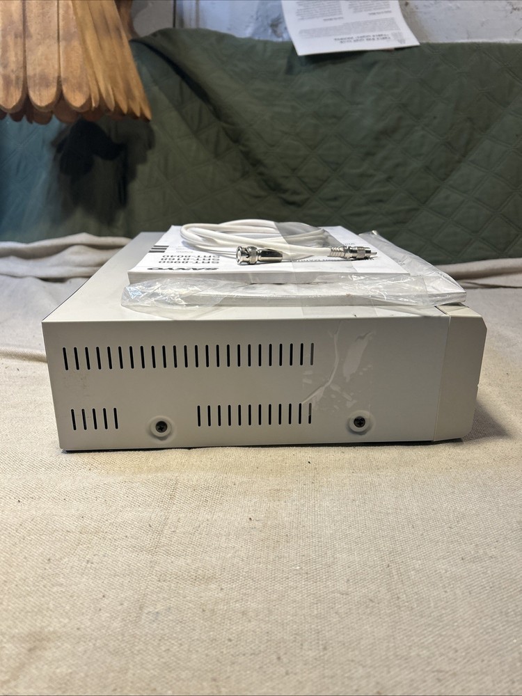SANYO SRT-8040 VHS 40 HOUR RECORDER