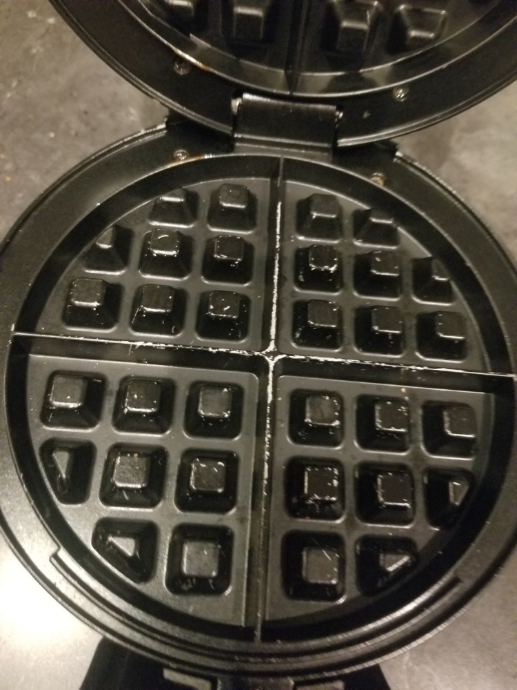 Bella Rotating Non-Stick Waffle Maker~Model TSK-2126BW TESTED--WORKS!!