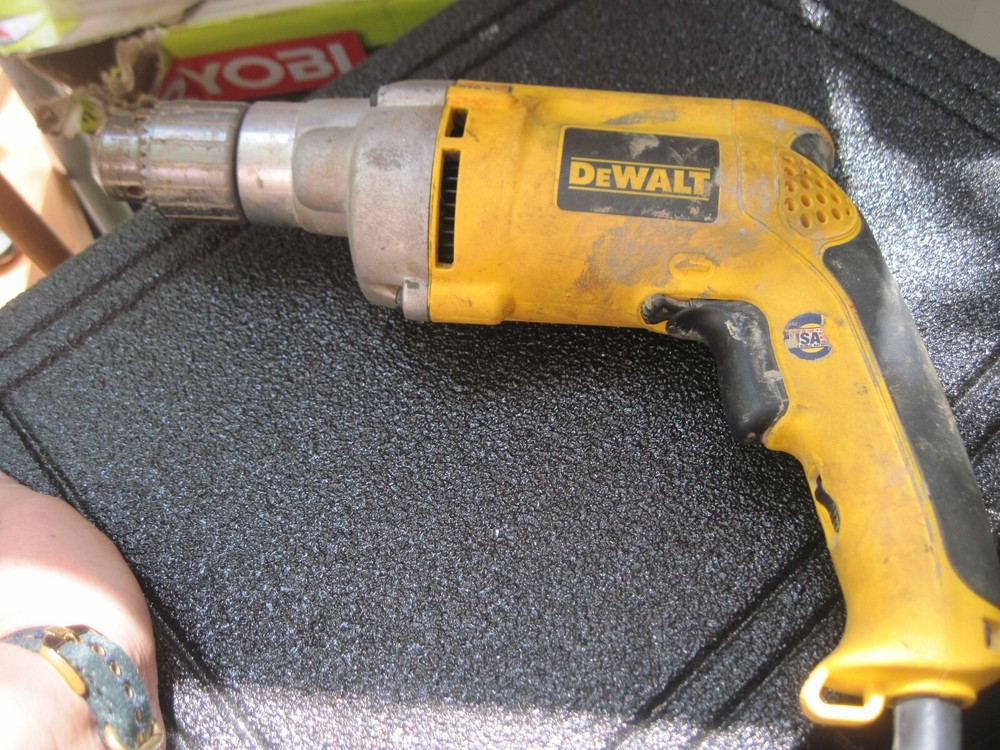 DEWALT VSR DRILL MODEL: DW235G
