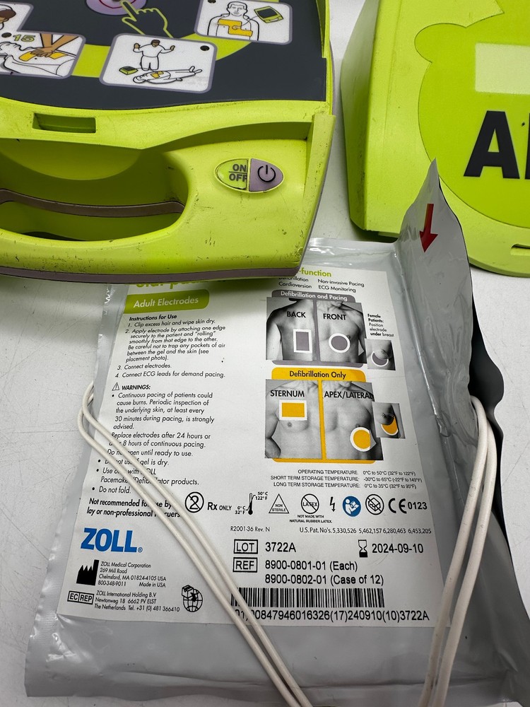 Zoll AED Plus Defibrillator with Pads
