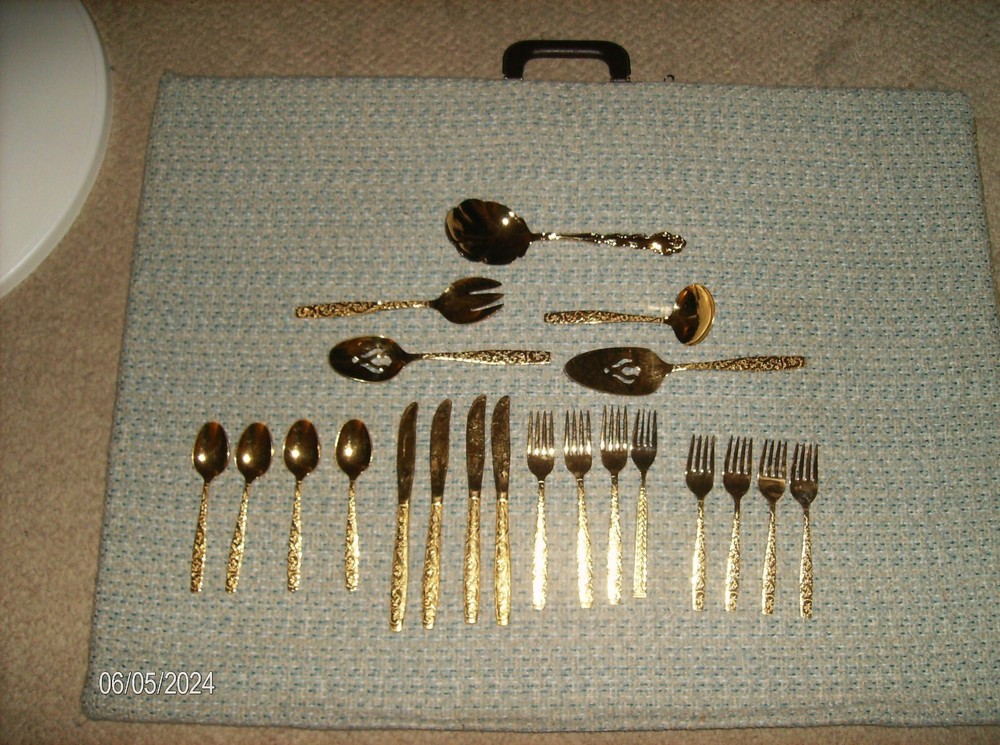 21 PC GOLD STAINLESS STEEL ROSE PATTERN 4 SETTING & 5 PC SERVING SET