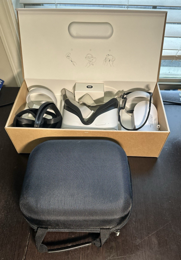Oculus Quest 2 128GB VR Headset - Everything in Box and Case