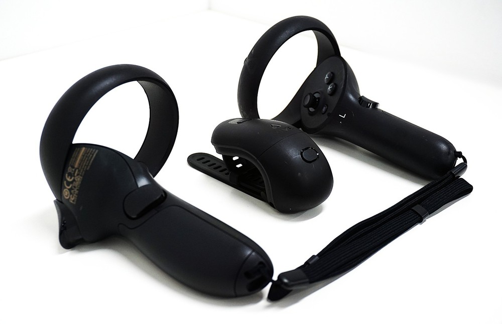 HTC VIVE Bundle: 2 Controllers +Wrist Tracker | Focus 3 & XR Elite/No Power Cord