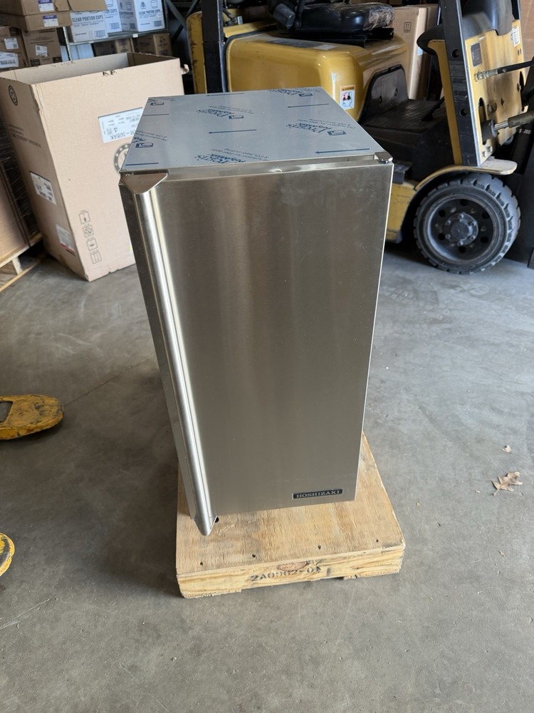 Hoshizaki AM-50BAK Undercounter Top Hat Ice Maker (Tiny dent)