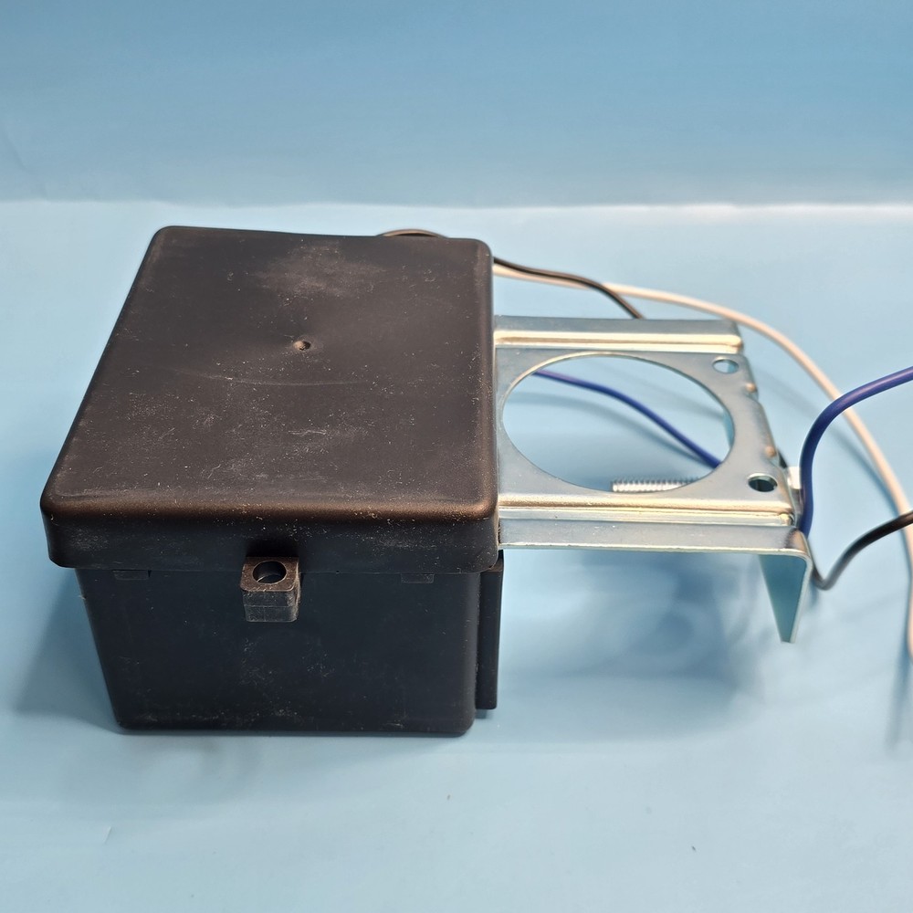 CURT 52028 Soft-Trac II Breakaway System w Charger. Read