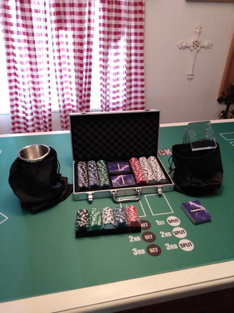 BLACKJACK CARD TABLE GAMING MAT