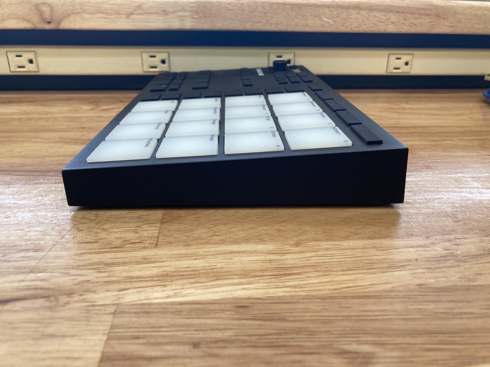Native Instruments MASCHINE MIKRO MK3 Drum Controller USED
