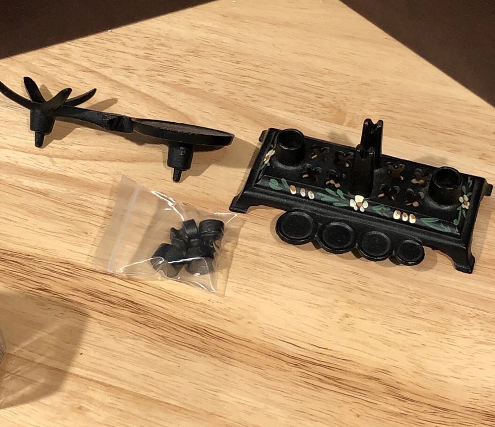 Vintage Miniature Cast Iron Scale With 4 Weights 5”