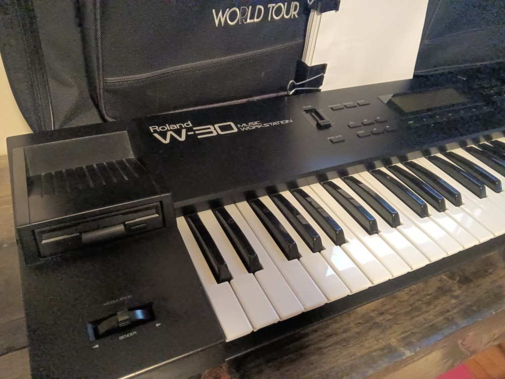 Roland W-30 Workstation Keyboard Piano Synth Sampler Sequencer W Case & Discs 🎹