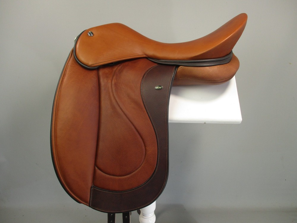 WOW Competitor Dressage Saddle Size 2/18" M