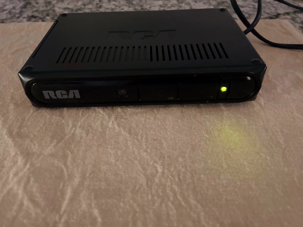 RCA DTA809 Digital Analog TV Converter Box