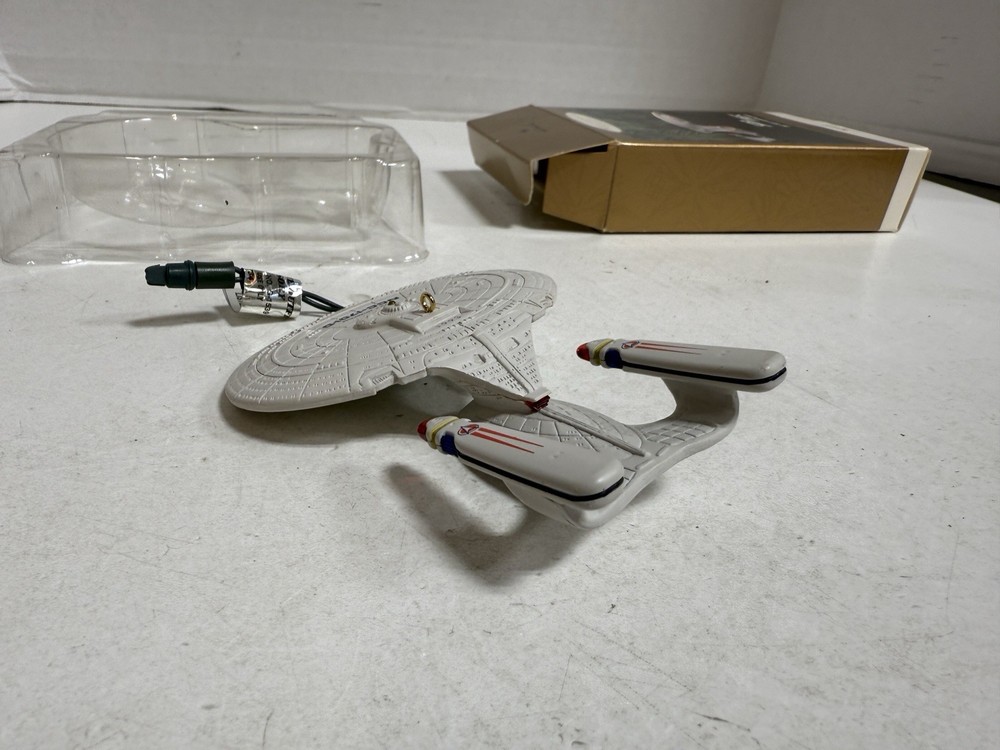 Hallmark Keepsake Magic Star Trek The Next Generation U.S.S.Enterprise 1993