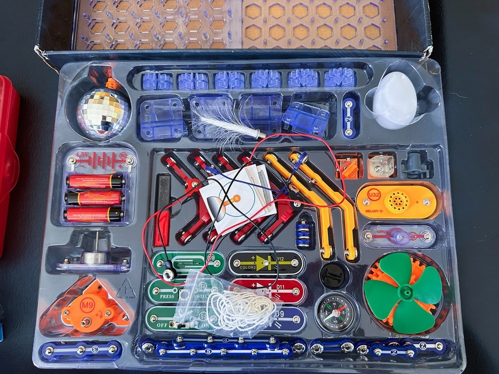 Snap Circuits Jr. SC-100 Electronics Exploration Kit COMPLETE