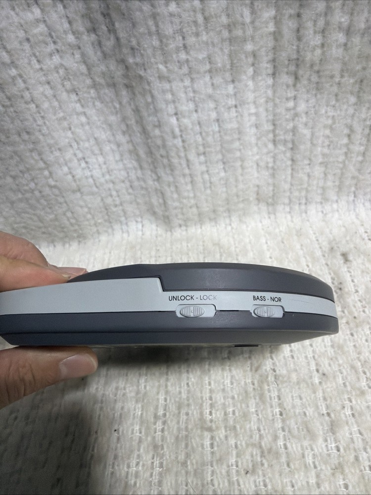 RIO VOLT SP50 PORTABLE CD MP3 PLAYER WORKS!