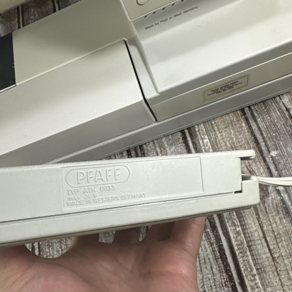 PFAFF Creative 1467 Sewing Machine W/ Pedal, Case