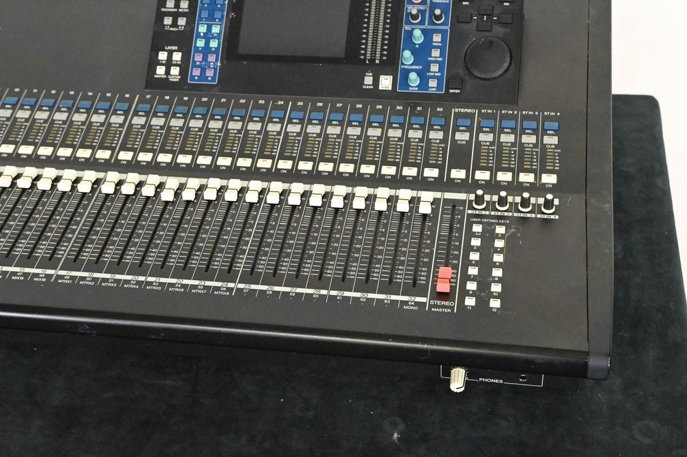 Yamaha LS9-32 32-Input Digital Mixing Console CG01SF2