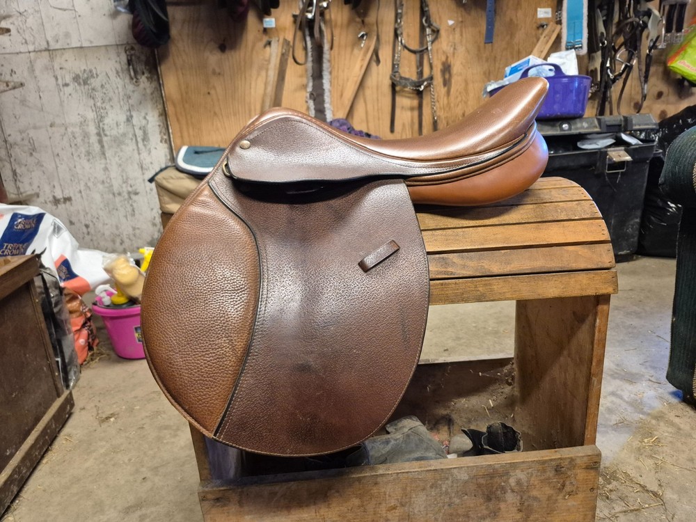 17.5 Collegiate Finalist Close Contact Saddle