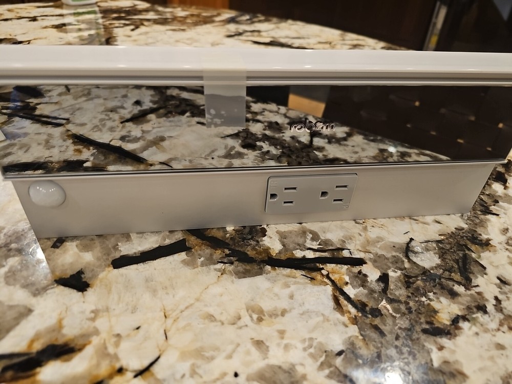 ROBERN TOP LIGHT With Motion Switch And Outlet