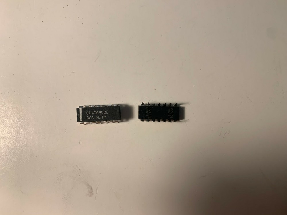 RCA IC - CD4069UBE, Hex Inverters, DIP14 .