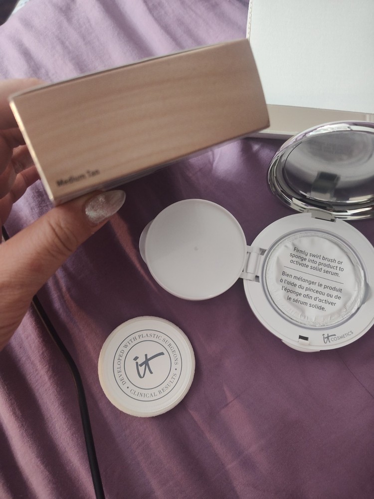It Confidence In A Compact Shade Medium Tan DISCONTINUED