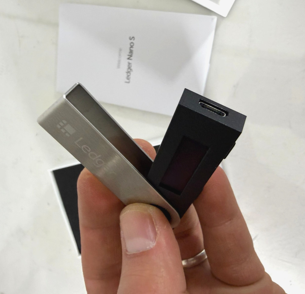 Ledger Nano S USB Hardware Wallet, Bitcoin Ethereum