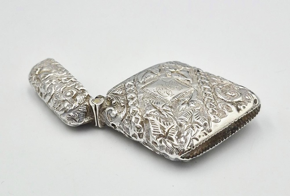 FINE VICTORIAN STERLING SILVER REPOUSSE VESTA CASE Birmingham 1894